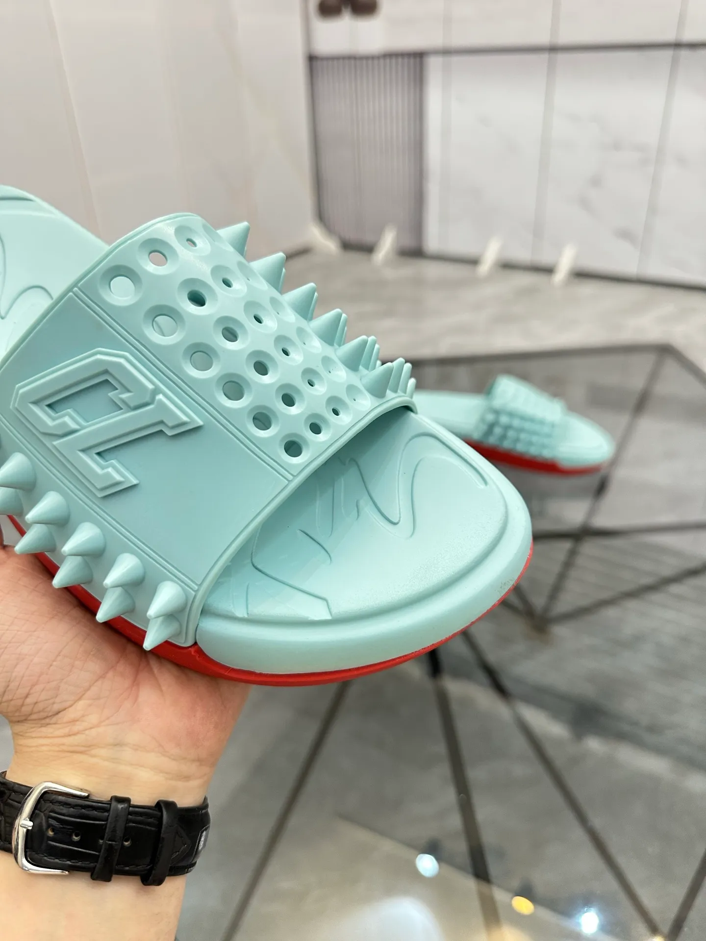 Men's shoes: 💰P300¥ Product trademark: CL red-soled shoes* "CL*" slippers Regular size: 38-44 (men's 45.46 can be customized) Product materials: imported cowhide upper, professional 5D craftsmanship, high-end rivets, sheepskin lining, original outsole. Number: 789